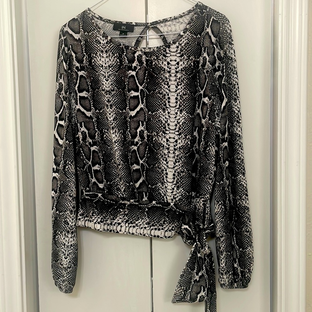 black and white snack print top MEDIUM